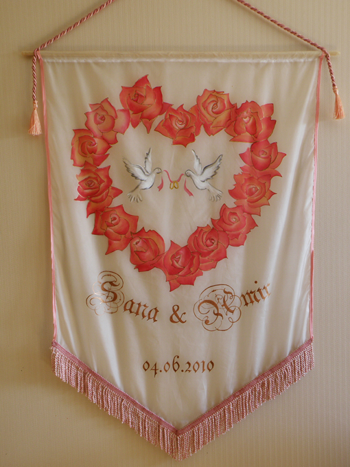 Apgleznots zīda kāzu karogs Rozā rozes un baloži